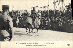CPA Militaria Les Fetes de la Victoire a Paris 14 juillet 1919 Le defile le general Gouraud 