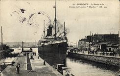 CPA Bateau Bordeaux Le bassin a flot Entree du paquebot Magellan 