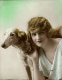 CPA Chien Chiens Femme 