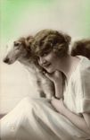 CPA Chien Chiens Femme 