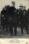 CPA Militaria M Poincare President de la Republique sur le front des troupes observant la bataille 