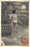 Postal Mujer Alborada tiene la luna