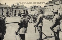 CPA Militaria Pres du front un general francais salue le drapeau 