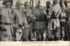 Vintage Postcard Militaria general Gouraud reviews the soldiers of its army