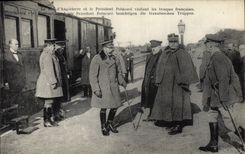 CPA Militaria Le Roi d'Angleterre et le President Poincare visitant les troupes francaises Train 