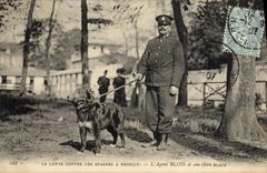 CPA Chien Chiens La lutte contre les Apaches a Neuilly L'agent Blois et son chien Black TOP 