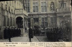 CPA Militaria Furnes Albert 1er passant en revue les troupes francaises 