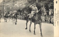CPA Militaria Les Fetes de la Victoire a Paris 14 juillet 1919 Le defile Le general Mangin 