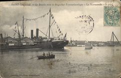 CPA Bateau Paquebot Saint Nazaire Le bassin avec le paquebot Transatlantique La Normandie 