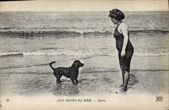CPA Chien Chiens Aux bains de mer Amis Femme 