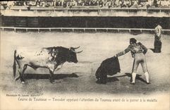 CPA Corrida Taureau Course de taureaux Toreador appelant l'attention du taureau avant de le passer a la muletta 