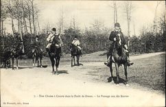 CPA Chasse Chien Chiens Une Chasse a courre dans la foret de Dreux Le passage aux dix routes TOP 