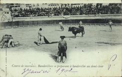 CPA Corrida Course de taureaux Banderillero se preparant a banderiller au demi tour 