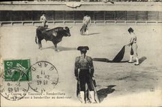 CPA Corrida Course de taureaux Banderillero se preparant a banderiller au demi tour 