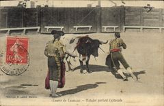 CPA Corrida Course de taureaux Matador portant l'estocade 