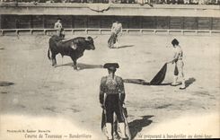 CPA Corrida Course de taureaux Banderillero se preparant a banderiller au demi tour 