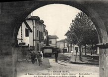 CPA Pierre Loti Ascain Ramuncho La place de l'eglise et la route d'Olette