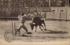 CPA Corrida Course de taureaux Banderilles sur la chaise 