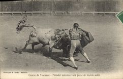 CPA Corrida Course de taureaux Matador executant une passe de muleta aidee 