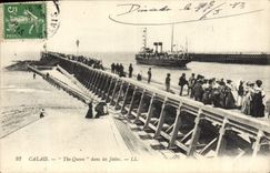 CPA Bateau Paquebot Calais The Queen dans les jetees 