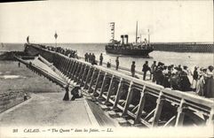 CPA Bateau Paquebot Calais The Queen dans les jetees 