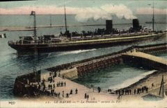 CPA Bateau Paquebot Le Havre La Provence sortant du port 