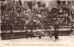 CPA Corrida Course de taureaux Nimes Les arenes un jour de course espagnole Les passes de mulets 