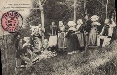 CPA Folklore Lits Clos Salut a la mariee Cornouailles Mariage 