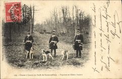 CPA Chasse a courre en Foret de Fontainebleau Piqueurs et chiens limiers Chiens Chien