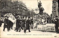 CPA Paris Les fetes de Jeanne d'Arc Devant la statue de Jeanne d'Arc 