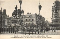 CPA Orleans Les fetes du 500eme anniversaire de Jeanne d'Arc Marechal Petain Le salut au drapeau 