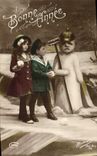 CPA Fantaisie Bonhomme de neige Enfants Casque allemand Militaria 