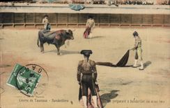CPA Corrida Course de taureaux Banderillero se preparant a banderiller au demi tour 