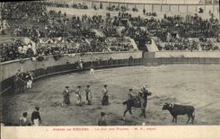CPA Corrida Course de taureaux Arenes de Beziers Le jeu des piques 