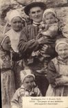 CPA Folklore Un papa et ses enfants Plougastel Daoulas 