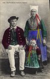 CPA Folklore Une famille de Plougastel Daoulas 