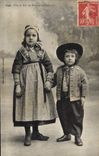 CPA Folklore Fille et Gas de Plougastel Daoulas 