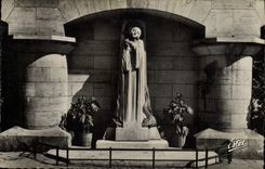 CPM Rouen Statue de Jeanne d'Arc sur l'emplacement du bucher 