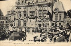 CPA Fetes de Jeanne d'Arc a Compiegne Les archers devant l'hotel de ville 