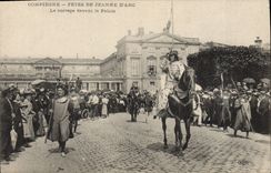 CPA Compiegne Fetes de Jeanne d'Arc Le cortege devant le Palais 