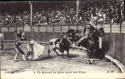 Postal Corrida Curso de toros Matador al quite después de una clavija