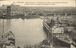 CPA Bateau Paquebot St Nazaire Bassin de Penhoet Le Rochambeau a la mature des Chantiers de l'Atlantique La grue Titan des chantiers de la Loire 