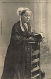 Postal Folclore Muchacha de Santo Thegonnec tiene la misa