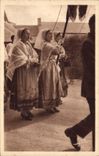 CPA Folklore Le Folgoet Au pardon Jeunes filles de Plouneour Trez portant la banniere 