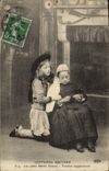 CPA Folklore Enfants Les petits fiances bretons Tendres supplications 