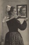 CPA Folklore Un dernier coup d'oeil a la coiffe Rosporden Etude de collerette 