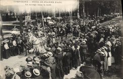 CPA Compiegne Fetes de Jeanne d'Arc Le cortege dans la foret 