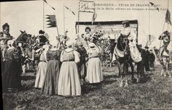 CPA Compiegne Fetes de Jeanne d'Arc Dames de la Halle offrant un bouquet a Jeanne d'Arc 