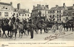 CPA Jeanne d'Arc Orleans Fetes Le defile Place du Martroi Militaria 