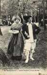 CPA Folklore Batz Jeunes Paludiers un jour de fete 